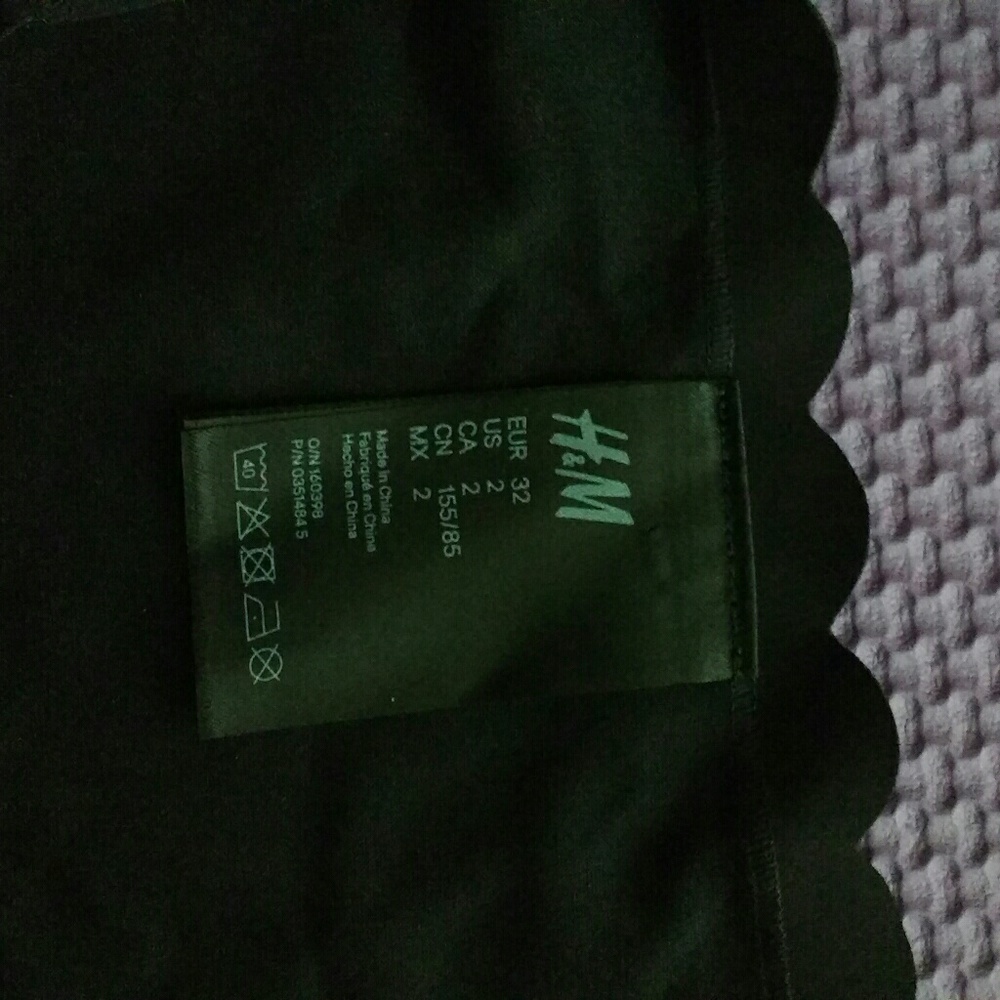 H&M Scalloped Swimsuit - Picture 3 of 4